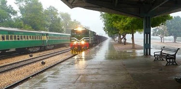 ملک میں بارشوں کے باعث ٹرین آپریشن بری طرح متاثر،ٹرینیں 5 گھنٹے تک تاخیر کا شکار