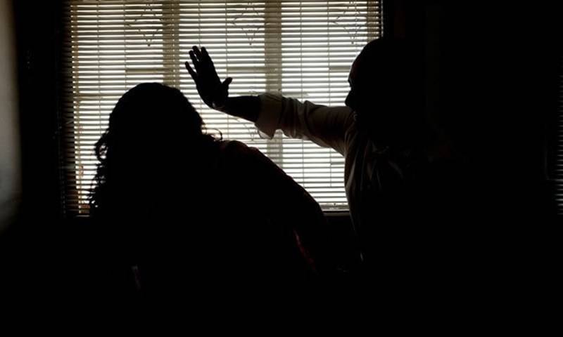 کمسن ملازمہ پر تشدد میں ملوث سول جج اور بیوی روپوش، پولیس کا دعویٰ