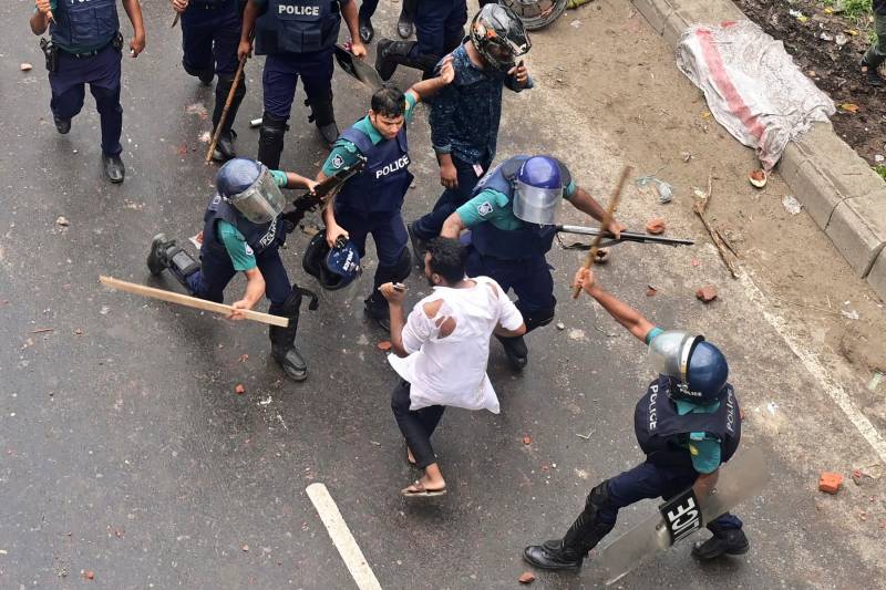 14 سال سے بنگلہ دیش پر راج کرنے والی حسینہ واجدکا اقتدار خطرے میں، عوام سڑکوں پر نکل آئے، دھرنا ،پولیس سے جھڑپیں