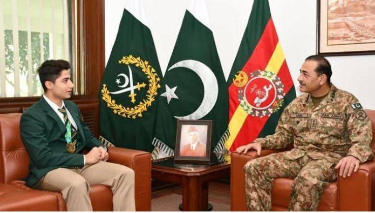 فوج ملک میں نوجوان ٹیلنٹ کی سپورٹ جاری رکھے گی:آرمی چیف جنرل عاصم منیر سے ورلڈ جونیئر سکواش چیمپئن حمزہ خان کی ملاقات