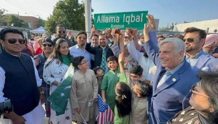 یوم آزادی پاکستان: نیویارک میں شاہراہ کو 'علامہ اقبال ایونیو' کا نام دےدیا گیا