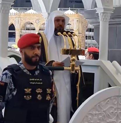 جمعہ پڑھاتے امام کعبہ شیخ مہر کی طبیعت خراب، شیخ سدیس نے نماز مکمل کرائی