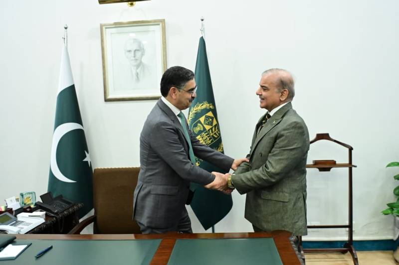 انوار الحق کاکڑ نے وزارت عظمیٰ کی ذمہ داریاں سنبھال لیں، وزارتوں سے اہم امور پر بریفنگ طلب 