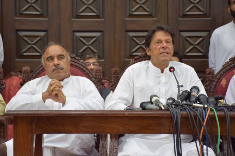 سابق گورنر خیبر پختونخوا شاہ فرمان نے بھی عمران خان کاساتھ چھوڑ دیا