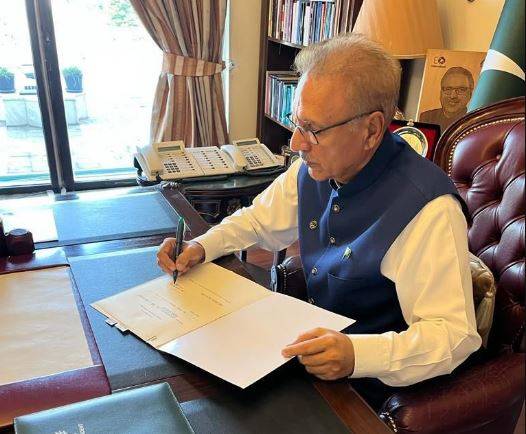 بل پر دستخط کا تنازع، صدر علوی نے اپنے سیکرٹری وقار احمد کو عہدے سے ہٹا دیا