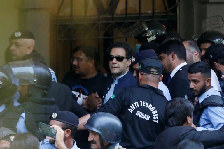 9مئی جلاؤ گھیراؤ  کیسز :  پولیس کو چیئرمین پی ٹی آئی کو 6مزید مقدمات میں شامل تفتیش  کرنے کی اجازت 