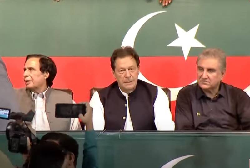 عمران خان، شاہ محمود، پرویز الٰہی کی غیر موجودگی میں پی ٹی آئی رہنما اسٹیبلشمنٹ سے تعلقات کی بحالی کے لیے سرگرم