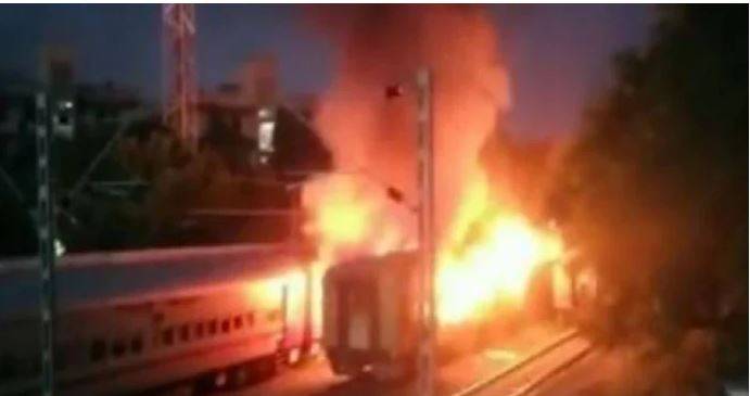 سیاحتی ٹرین میں مبینہ سلنڈر دھماکے سے 10 افراد ہلاک، 25 زخمی