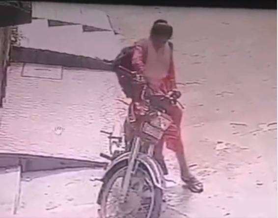  نوجوان لڑکی نے مہارت سے موٹر سائیکل چوری کر لی