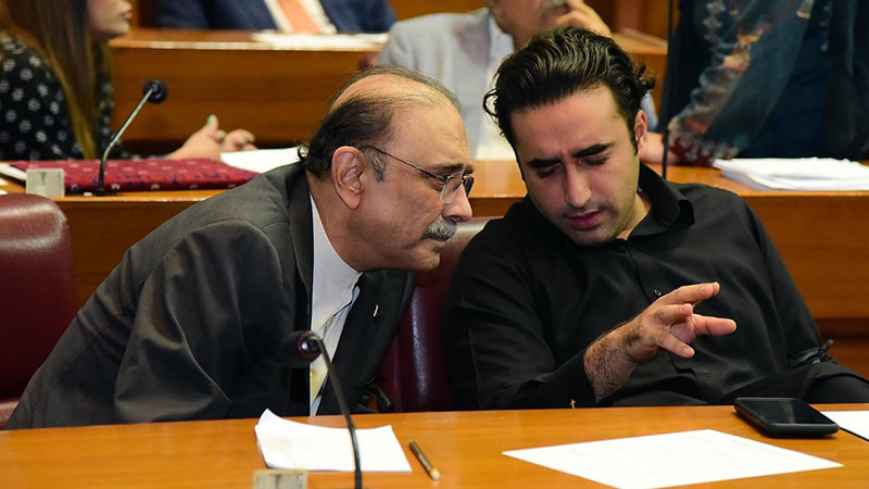 آصف زرداری نے پارٹی میں جان ڈالنے کیلئے بلاول کو جارحانہ تقریر کا کہا، خود نگرانوں کی خوشنودی کیلئے ان کی حمایت کر رہے ہیں: سینئر صحافی 