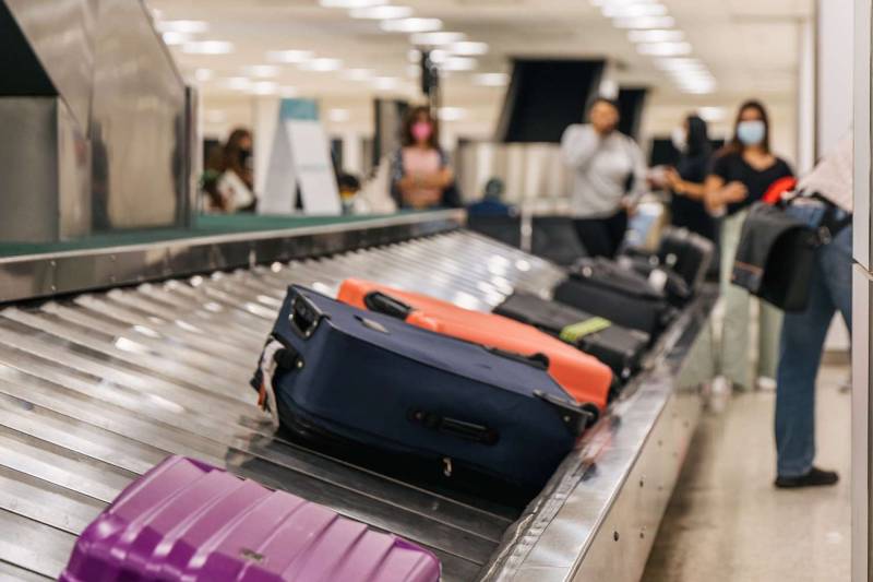 ایئر پورٹ پر دو افسران مسافروں کے سامان سے چوری کرتے پکڑے گئے