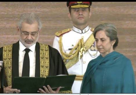 چیف جسٹس قاضی فائز عیسیٰ کا حلف کے پہلے روز ہی چوتھا بڑا اقدام، فیصلے اردو میں جاری کرنے کا حکم 