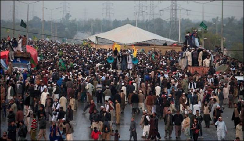 بڑوں کیلئے بڑی مشکل: فیض آباد دھرنا نظر ثانی کیس سماعت کے لیے مقرر