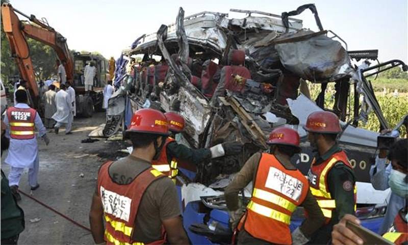  مسافر وین اور ڈمپر میں تصادم، 4 افراد جاں بحق، متعدد زخمی