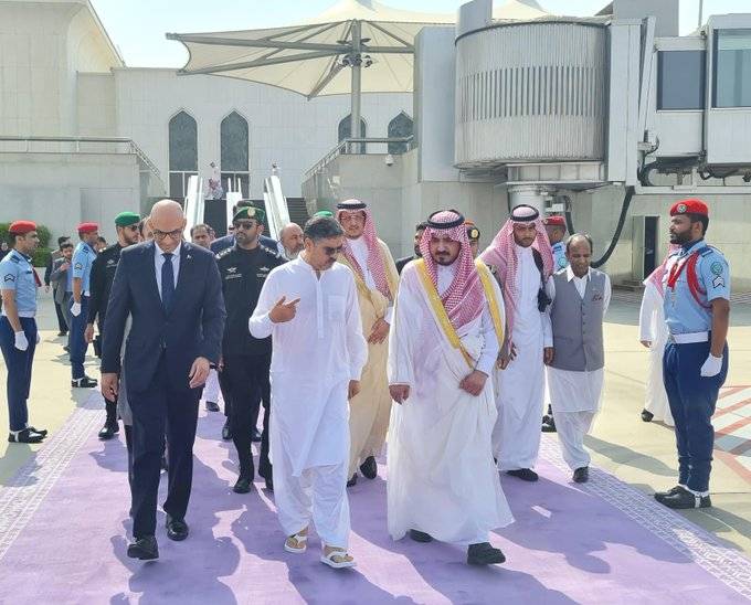 نگران وزیر اعظم 12 روزہ غیرملکی دورہ مکمل کرکے وطن واپس پہنچ گئے 