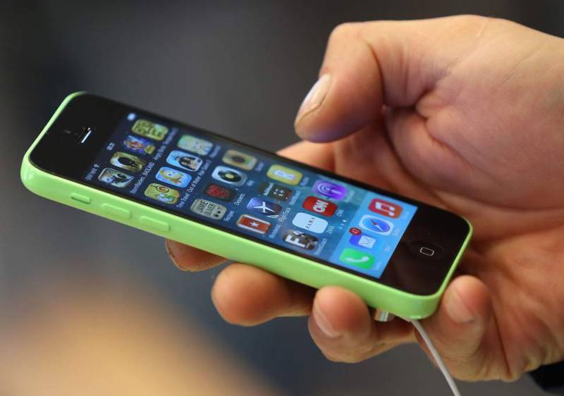سکولوں میں موبائل فون کے استعمال پر مکمل پابندی عائد