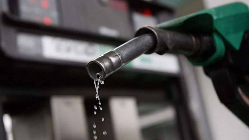 ڈالر اور عالمی مارکیٹ میں تیل کی قیمتیں گرگئیں، پاکستان میں پٹرول 22 روپے سستا ہونے کا امکان 