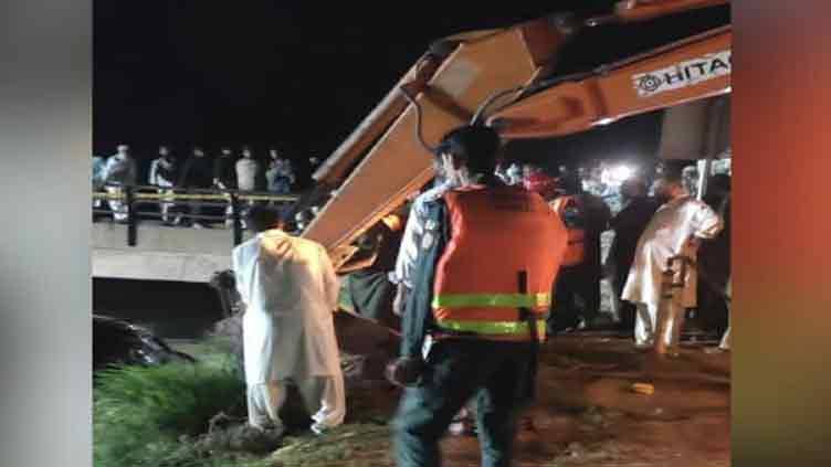 کار نہر میں گرنے سے پاکستانی گلوکار سمیت 7 افراد جاں بحق