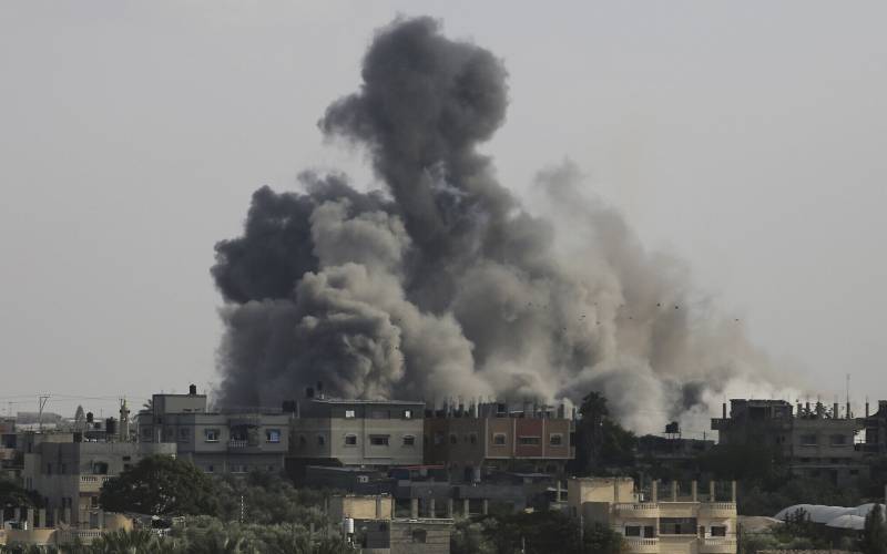 اسرائیلی فوج کی دمشق اور حلب پر بمباری،ایئر پورٹ سے دھویں کے بادل اٹھنے لگے 