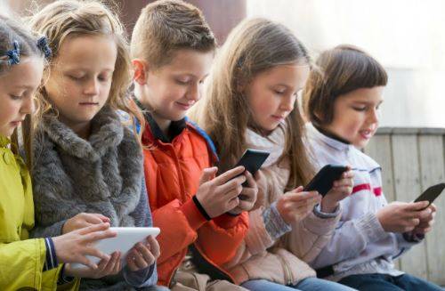 خبردار، بچوں کو موبائل فون سے دور رکھیں، ورنہ ہارٹ اٹیک اور فالج کا  خطرہ