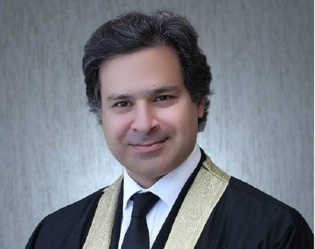 ہر کوئی خوشیاں منا رہا ہے، مٹھائیاں بانٹ رہا ہے، سب کو نواز شریف کی پڑی ہے، اس کے استقبال کیلئے جانا ہے: جسٹس گل حسن کے عمران خان سہولیات فراہمی کیس میں ریمارکس 