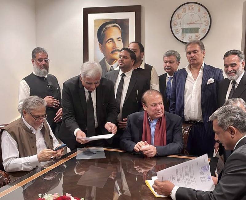 نواز شریف واپس جانے کیلئے نہیں آئے، ملک ٹھیک کرنے میں 15 سال لگیں گے: اسحق ڈار