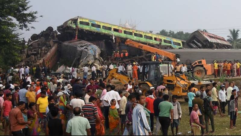 مسافر ٹرین اور مال گاڑی میں تصادم، 17 افراد ہلاک، 100 سے زائد زخمی
