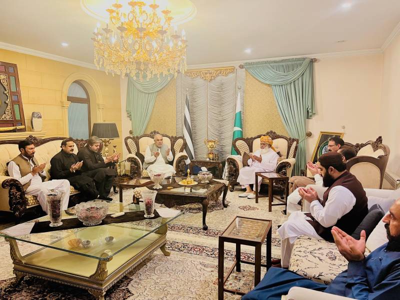 پی ٹی آئی کے اعلیٰ سطح وفد کی مولانا فضل الرحمن سے اہم ملاقات 