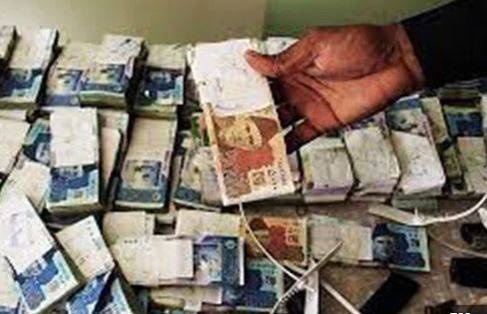 کراچی پولیس کی کارروائی ، بینک ڈکیتی کے 5 ملزم گرفتار،80 لاکھ روپے نقد برآمد 