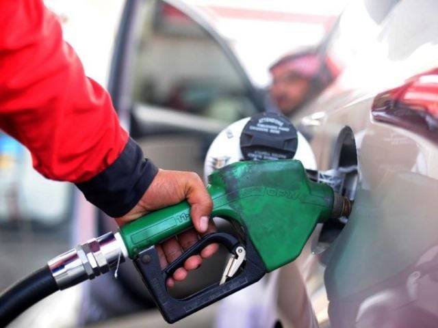 پٹرول کی قیمت میں 18 روپے کمی کا امکان 