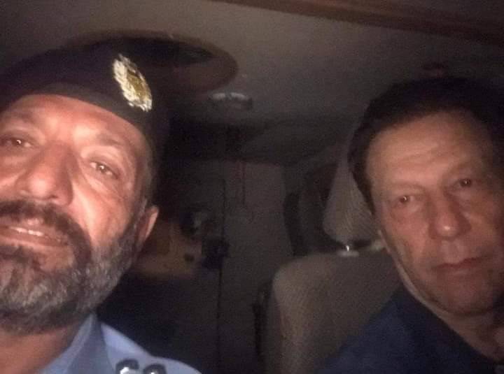 عمران خان صحت مند ہیں، گرفتاری کے بعد پہلی تصویر منظر عام پر آگئی