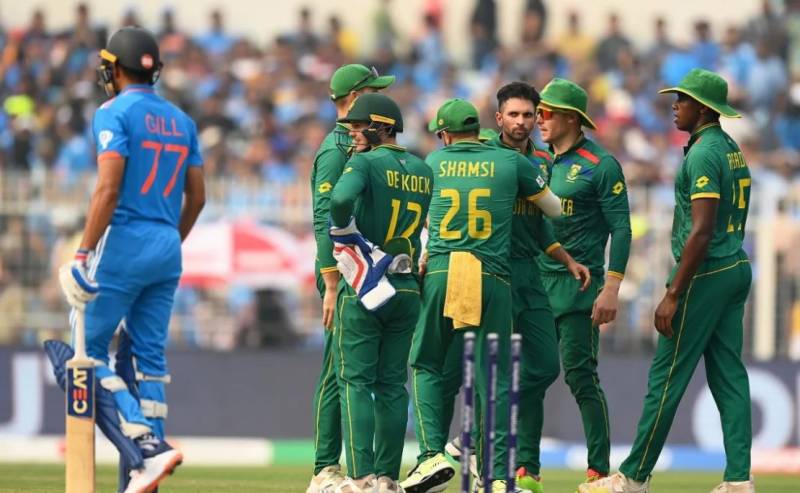 بھارت نے جنوبی افریقا کو فتح کیلئے 327 رنز کا ہدف دے دیا 
