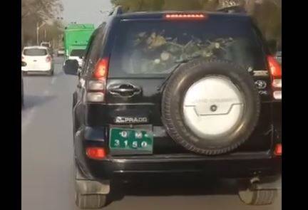 پراڈو یاکھوتا ریڑھی ؟؟؟؟؟؟وزارت منصوبہ بندی کے افسر کے زیر استعمال سرکاری گاڑی کا لکڑیاں  لے جانے کیلئے استعمال