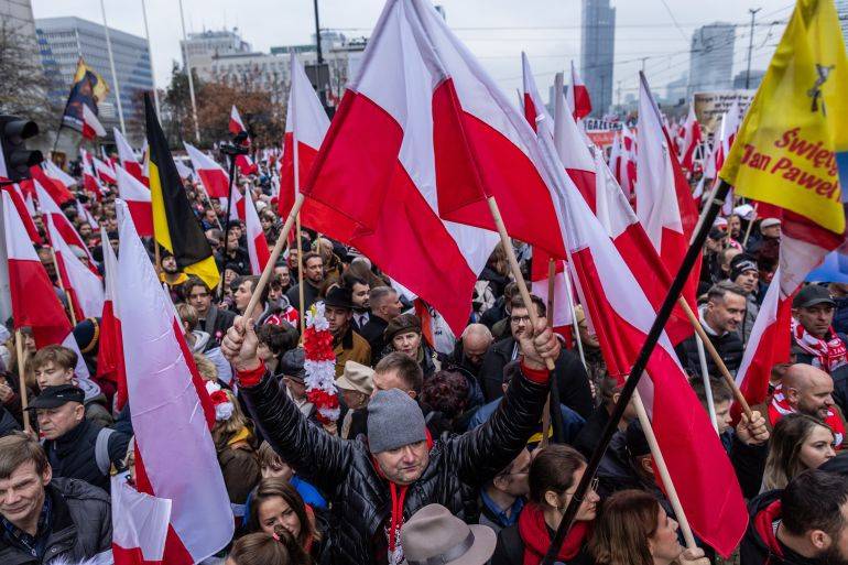 پولینڈ میں ہزاروں افراد قومی پرچم لیے سڑکوں پر نکل آئے، ’پولیگزٹ‘ کا مطالبہ