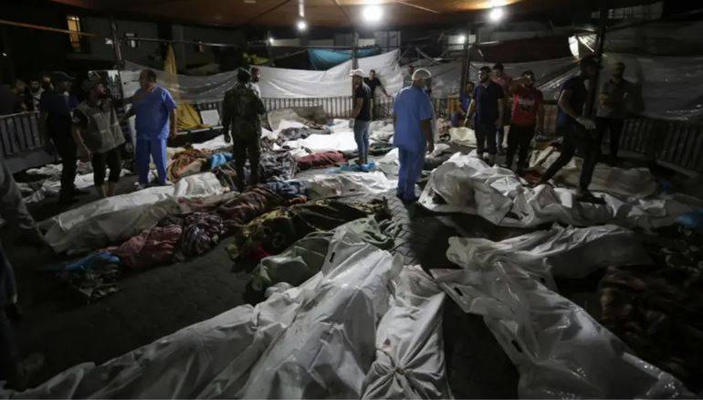 غزہ کے سب سے بڑے ہسپتال الشفاء کے اندر اور باہر لاشوں کے انبار، دفنانے والا کوئی نہیں