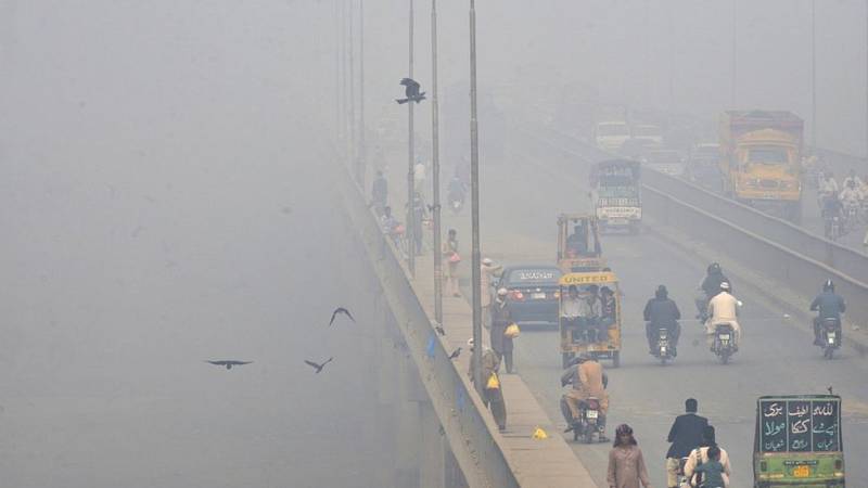 سموگ کے ڈیرے، فضائی آلودگی میں لاہور دوسرے، کراچی تیسرے نمبر پر