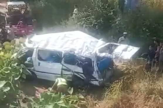 مسافر وین کھائی میں جا گری، 3 بچوں سمیت 1 شخص جاں بحق، 16 افراد شدیدزخمی