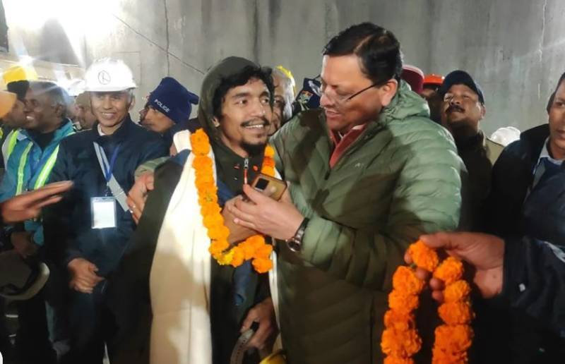  بھارتی ریاست اتراکھنڈ کی سرنگ میں پھنسے تمام 41 مزدوروں کو 17 روز بعد کامیابی سے نکال لیا گیا