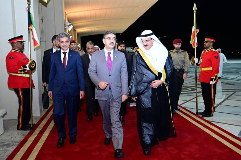 نگران وزیر اعظم انوار الحق  یو اے ای کے بعد دو روزہ دورے پر کویت پہنچ گئے