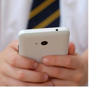 تعلیمی اداروں میں موبائل فونز کے استعمال پر پابندی عائد