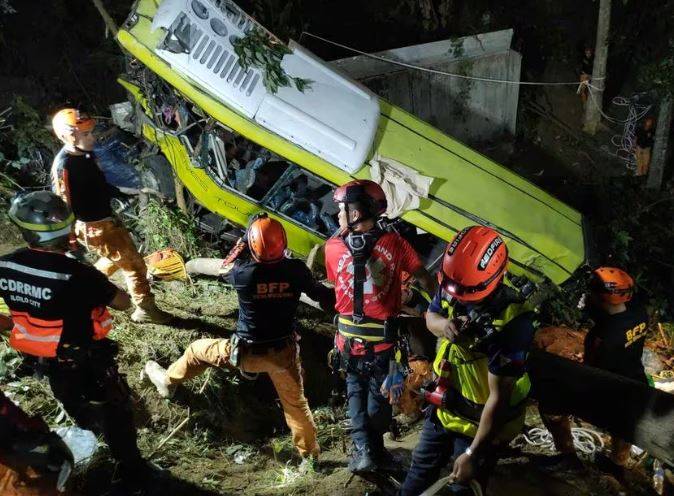 فلپائن میں مسافر بس کھائی میں گر گئی،17 افراد ہلاک
