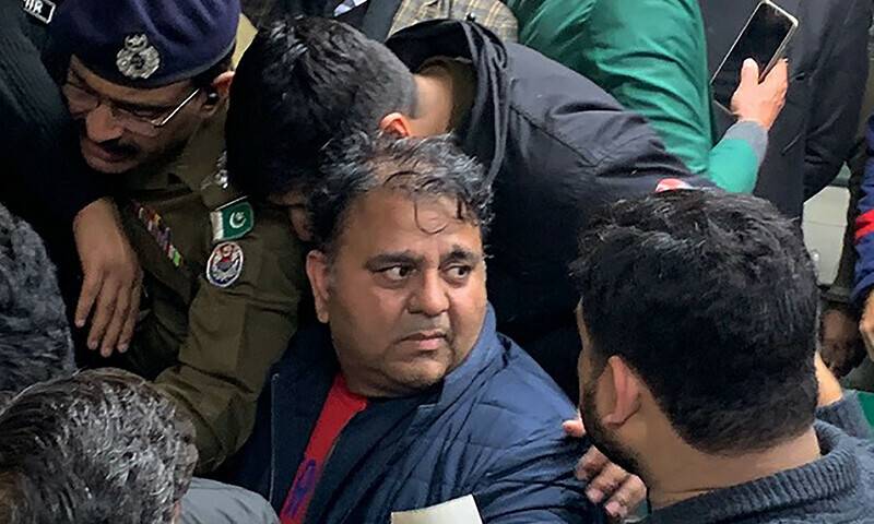 فواد چودھری ایک روزہ راہداری ریمانڈ پر اینٹی کرپشن کے حوالے