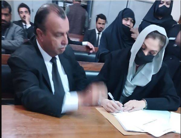 پی ٹی آئی کارکن خدیجہ شاہ 3 روزہ جسمانی ریمانڈ پر پولیس کے حوالے 