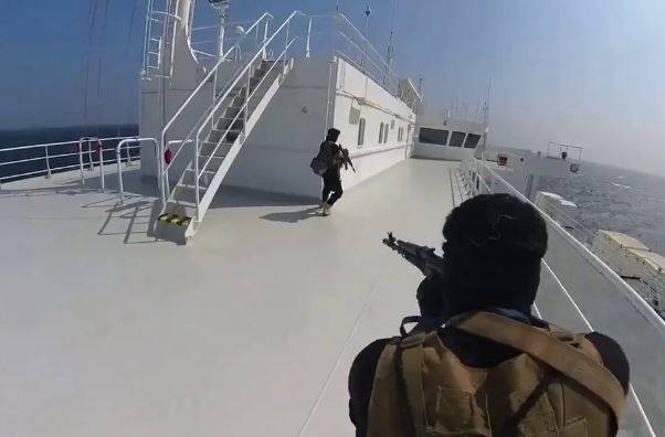 حوثیوں کا بحری جہاز پر کروز میزائل سے حملہ