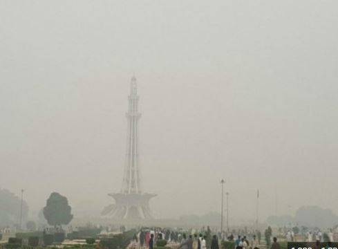  سموگ کے ڈیرے برقرار،لاہور کی فضا آج بھی آلودہ 