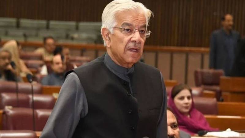 الیکشن لڑنے کیلئے نواز شریف کے راستے میں کوئی رکاوٹ نہیں، لاہور سمیت مختلف حلقوں سے الیکشن لڑیں گے: خواجہ آصف