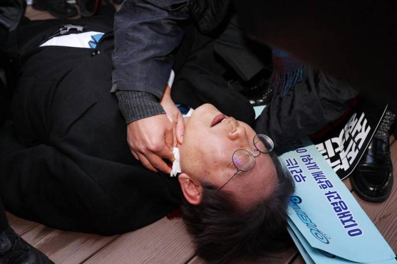 جنوبی کوریا کے اپوزیشن لیڈر کی گردن میں چھرا گھونپ کر قاتلانہ حملہ