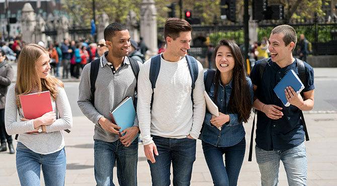  سٹوڈنٹ ویزاقوانین میں ترمیم،  غیر ملکی طلبہ کااپنے ہمراہ اہلخانہ کو برطانیہ لانے پر پابندی عائد