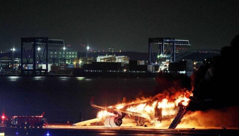 ٹوکیو کے ایئرپورٹ پر دو طیاروں میں تصادم، خوفناک آتشزدگی، 367 مسافروں کو بچالیاگیا