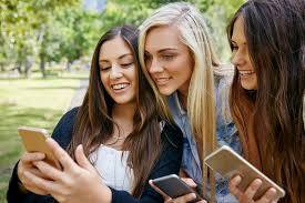  برطانوی نوجوانوں کو سوشل میڈیا کی لت ،ٹین ایجرز مختلف پلیٹ فارمز پر اپنا وقت گزارنے لگے